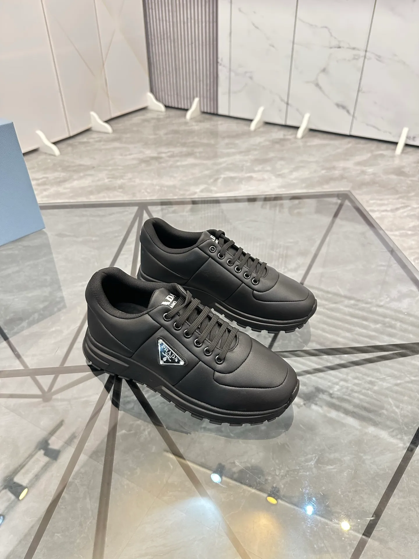 Men's shoes: 💰P440¥ Product trademark: Prada *"Prada*" low-top casual shoes Regular size: 38-44 (can be customized to 45.46) Product materials: imported cowhide upper, sheepskin lining, original outsole. Number: 835
